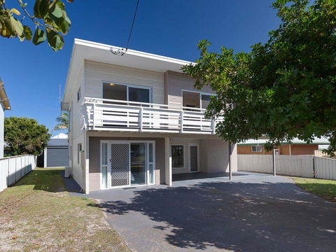 'SeaHaven', 2 Richardson Ave - Large Home With Aircon, Smart TV, WIFI, Netflix & Boat Parking - Gold Coast 4U 0