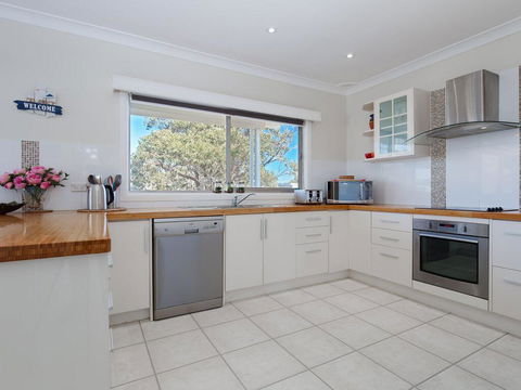 'SeaHaven', 2 Richardson Ave - Large Home With Aircon, Smart TV, WIFI, Netflix & Boat Parking - Gold Coast 4U 3