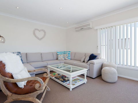 'SeaHaven', 2 Richardson Ave - Large Home With Aircon, Smart TV, WIFI, Netflix & Boat Parking - Gold Coast 4U 2