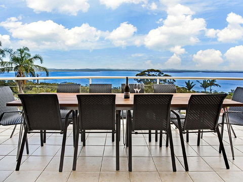 'The Bay', 25 Wallawa Rd - Huge Home With Aircon, Spectacular Views & Chromecast - Accommodation Gold Coast 3