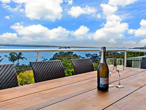 'The Bay', 25 Wallawa Rd - Huge Home With Aircon, Spectacular Views & Chromecast - Accommodation Gold Coast 1