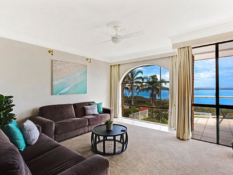 'The Bay', 25 Wallawa Rd - Huge Home With Aircon, Spectacular Views & Chromecast - Accommodation Gold Coast 2
