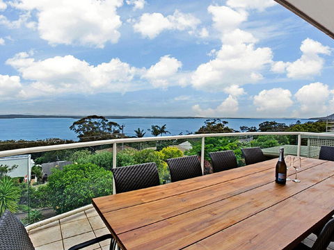 'The Bay', 25 Wallawa Rd - Huge Home With Aircon, Spectacular Views & Chromecast - Accommodation Gold Coast 0