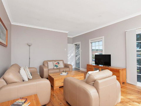 'The Croft' 11 Boulder Bay Rd - Cosy Beach House With Aircon & Only 270m To The Beach - Gold Coast 4U 2