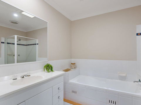 'Walk On Birubi', 1/40 Ocean Ave - Pet Friendly, WIFI, Boat Parking & Water Views - Gold Coast 4U 1