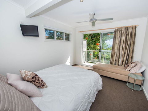 1 'Florida', 5 Lillian Street - 2 Min Walk To Beach, Shops & Restaurants - Gold Coast 4U 3