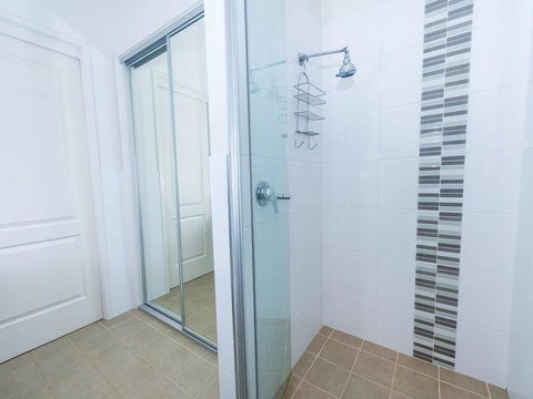 1 'Florida', 5 Lillian Street - 2 Min Walk To Beach, Shops & Restaurants - Gold Coast 4U 2