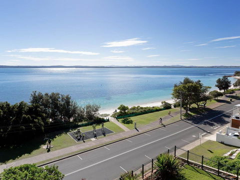 1 'Kiah', 53 Victoria Parade - Stunning Views, Wifi, Aircon, Just Across The Road To The Water - Accommodation Gold Coast 2