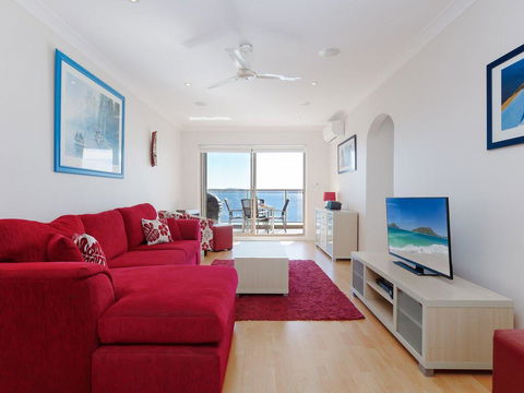 1 'Kiah', 53 Victoria Parade - Stunning Views, Wifi, Aircon, Just Across The Road To The Water - Accommodation Gold Coast 1