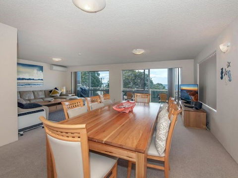 1 'Laman Lodge', 15 Laman Street - Stunning Air Conditioned Unit With Water Views And WIFI - Accommodation Gold Coast 3