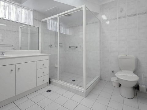 1 'Laman Lodge', 15 Laman Street - Stunning Air Conditioned Unit With Water Views And WIFI - Accommodation Gold Coast 1