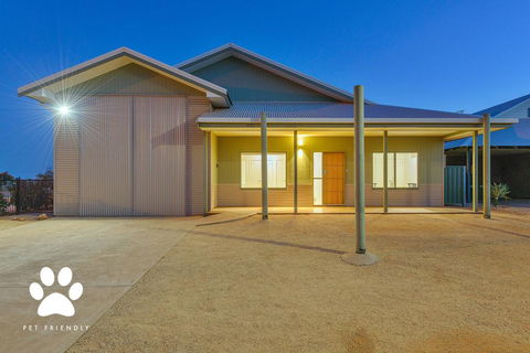 1 Kestrel Place - Great House With A Massive Garage - Gold Coast 4U 0