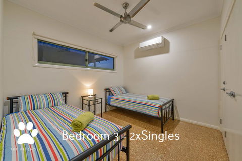 1 Kestrel Place - Great House With A Massive Garage - Gold Coast 4U 3