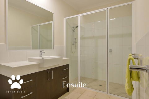 1 Kestrel Place - Great House With A Massive Garage - Gold Coast 4U 2