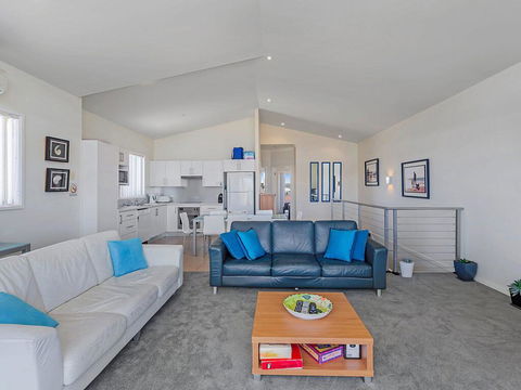 1/32 Ocean Avenue - Three Bedrooms, Three Bathrooms, Air Con, Boat Parking & Water Views - Gold Coast 4U 2