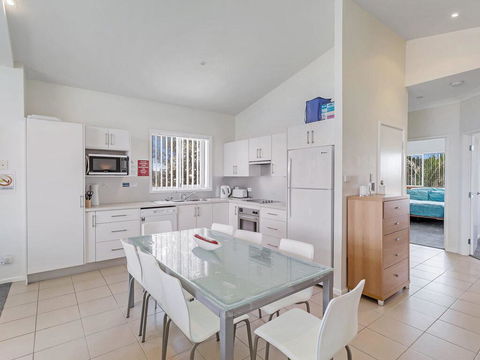 1/32 Ocean Avenue - Three Bedrooms, Three Bathrooms, Air Con, Boat Parking & Water Views - Gold Coast 4U 3