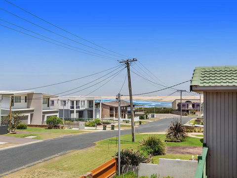 1/32 Ocean Avenue - Three Bedrooms, Three Bathrooms, Air Con, Boat Parking & Water Views - Gold Coast 4U 0