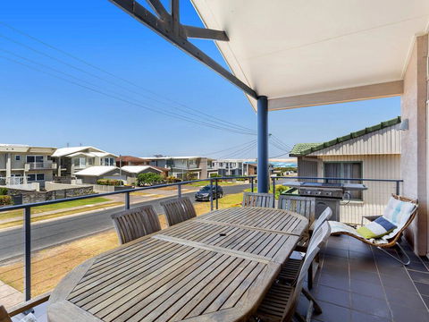 1/32 Ocean Avenue - Three Bedrooms, Three Bathrooms, Air Con, Boat Parking & Water Views - Gold Coast 4U 1