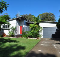 10 Double Island Drive - Modern family home centrally located swimming pool  outdoor area - Accommodation Gold Coast