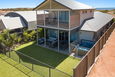 108 Madaffari Drive - Caretta - Luxurious Marina Home With A Spa And Free WiFi - Gold Coast 4U 1