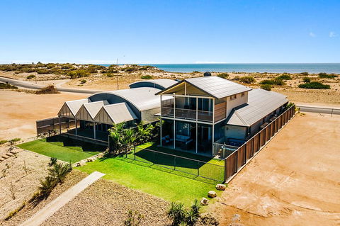 108 Madaffari Drive - Caretta - Luxurious Marina Home With A Spa And Free WiFi - Gold Coast 4U 0