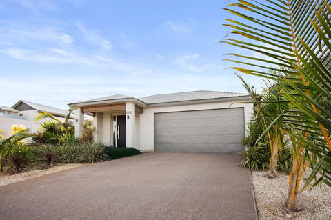 108 Madaffari Drive - Caretta - Luxurious Marina Home With A Spa And Free WiFi - Gold Coast 4U 2