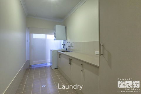 11 Kestrel Place - PRIVATE JETTY - Gold Coast 4U 3