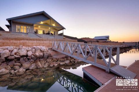 11 Kestrel Place - PRIVATE JETTY - Gold Coast 4U 1