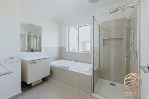 118 Refreshing 3BR Werribee Family House - Gold Coast 4U 1