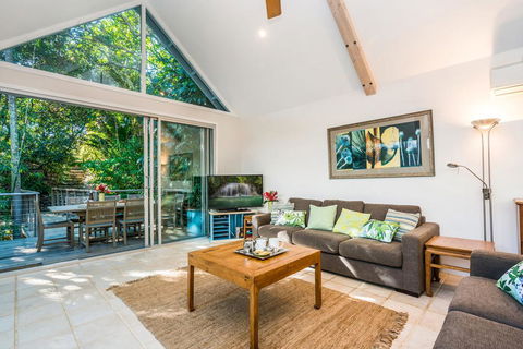12 Childe Street, Byron Bay - Absolute Belongil Summerhouse - Gold Coast 4U 1