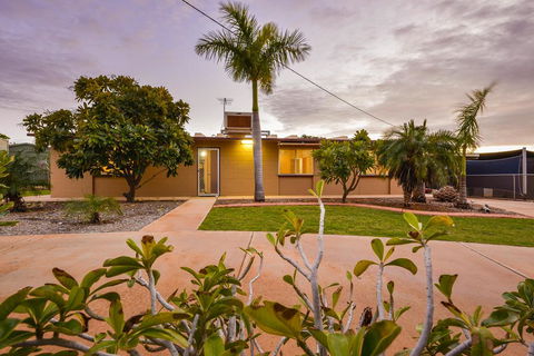 13 Grenadier Street - Shady Haven With A Large Outdoor Entertaining Area - Gold Coast 4U 0