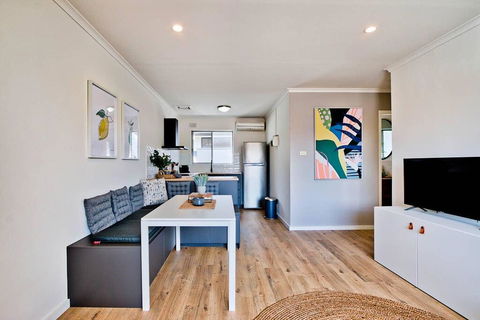2 Bedroom Apt In Glenelg With Air-Con - Accommodation Gold Coast 0