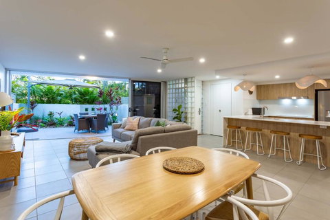 BEACHFRONT BLISS POSITIONED PERFECTLY IN COTTON TREE - Accommodation Gold Coast 4
