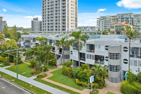 BEACHFRONT BLISS POSITIONED PERFECTLY IN COTTON TREE - Accommodation Gold Coast 3