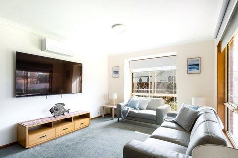 BEST Location! Sleep 7 Pet Friendly Spacious - Accommodation Gold Coast 2