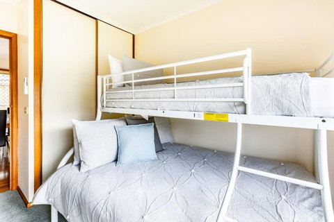 BEST Location! Sleep 7 Pet Friendly Spacious - Accommodation Gold Coast 0