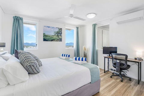 Cairns City Escape - Elevated Modern Haven With Pool - Accommodation Gold Coast 2