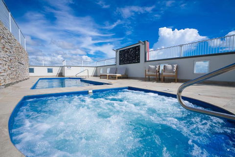Cairns City Escape - Elevated Modern Haven With Pool - Accommodation Gold Coast 4