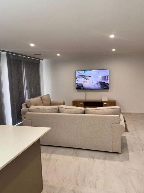 Canberra 3 Bedroom Home To Remember - Accommodation Gold Coast 0