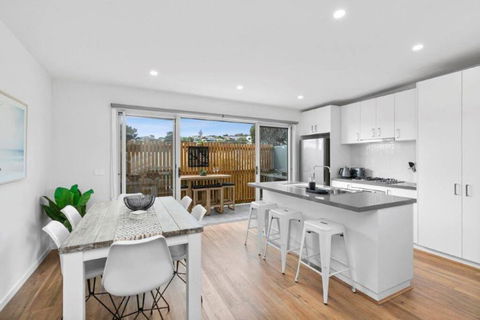 CASA EMEC- PETS WELCOME Luxury, Aircon, Walk To The Shops And Beach! Outdoor Shower And Garage Parking - Accommodation Gold Coast 0