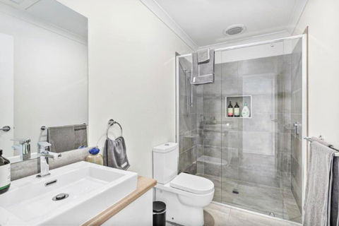 CASA EMEC- PETS WELCOME Luxury, Aircon, Walk To The Shops And Beach! Outdoor Shower And Garage Parking - Accommodation Gold Coast 4