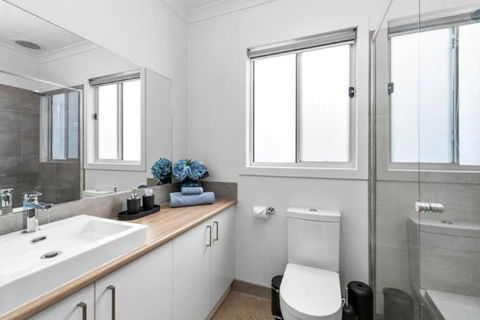 CASA EMEC- PETS WELCOME Luxury, Aircon, Walk To The Shops And Beach! Outdoor Shower And Garage Parking - Accommodation Gold Coast 2