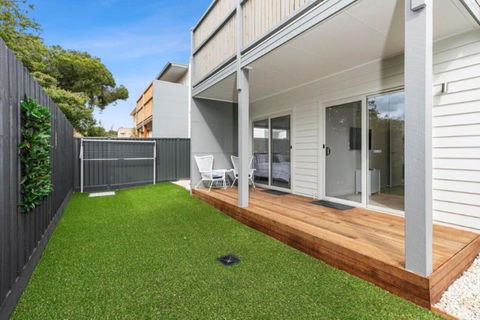 CASA EMEC- PETS WELCOME Luxury, Aircon, Walk To The Shops And Beach! Outdoor Shower And Garage Parking - Accommodation Gold Coast 1