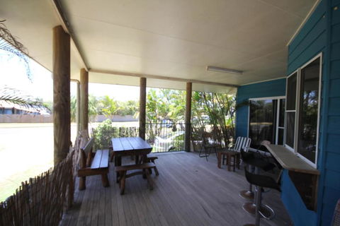 CASTAWAY BEACH HOUSE- NO Parties - NO Pets - Accommodation Gold Coast 3