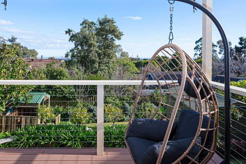 Cityscape Charm - 2BR Home In Wattle Park - Gold Coast 4U 0