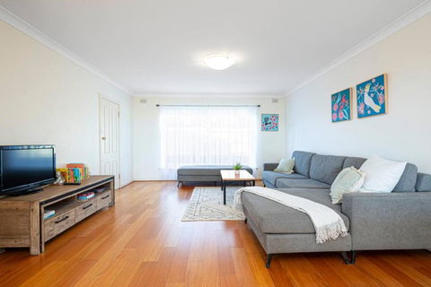 Cityscape Charm - 2BR Home In Wattle Park - Gold Coast 4U 1