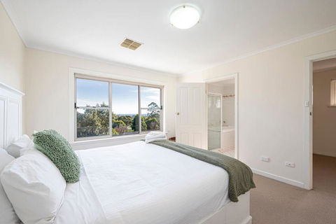 Cityscape Charm - 2BR Home In Wattle Park - Gold Coast 4U 2