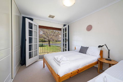 Cityscape Charm - 2BR Home In Wattle Park - Gold Coast 4U 3