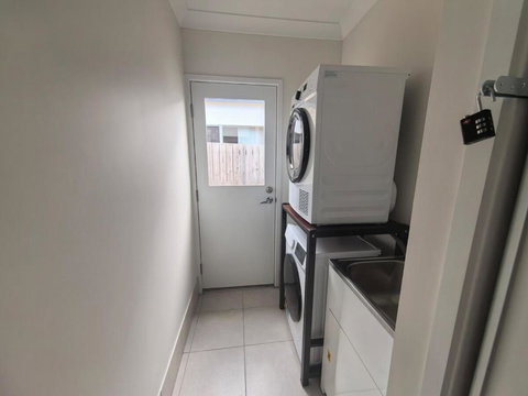 Coomera Comfort Lodge Near Theme Park & Westfield - Accommodation Gold Coast 4