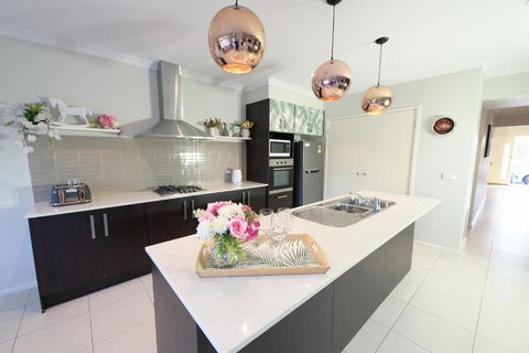 Designer Decor Home With 8Beds At Williams Landing - Accommodation Gold Coast 3